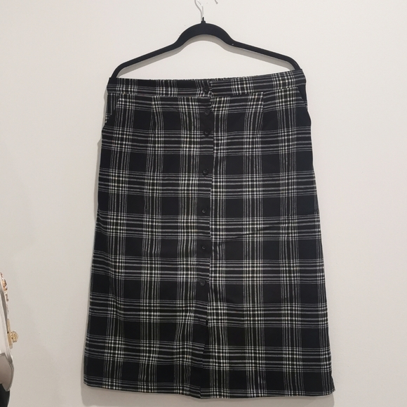 🌸 Navy Blue Plaid Skirt 🌸 - Picture 1 of 5